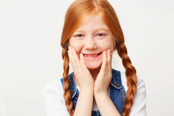 Närbild Glad Glad Rolig Bedårande Flicka Med Röda Flätor Två — Stockfoto