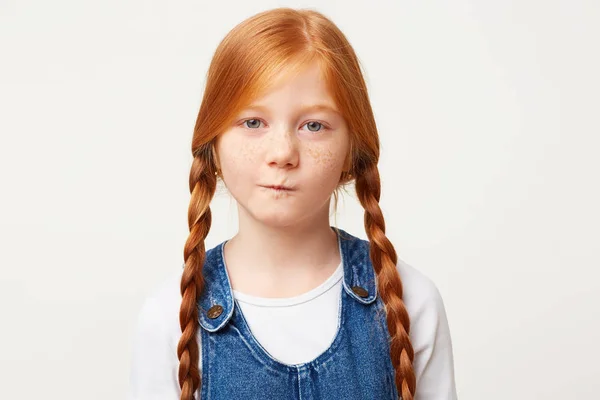 Primer Plano Pequeña Hija Seria Con Pecas Trenzado Dos Trenzas — Foto de Stock