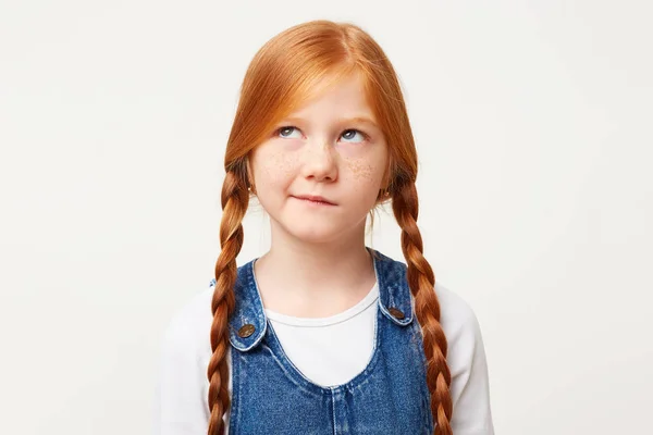 Μικρό Κορίτσι Φακίδες Και Πλεγμένες Δύο Μακριές Πλεξούδες Σκέφτεται Κόκκινα — Φωτογραφία Αρχείου