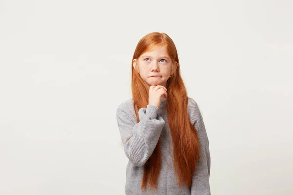 Ein Kleines Mädchen Mit Langen Roten Haaren Blickt Nachdenklich Nach — Stockfoto