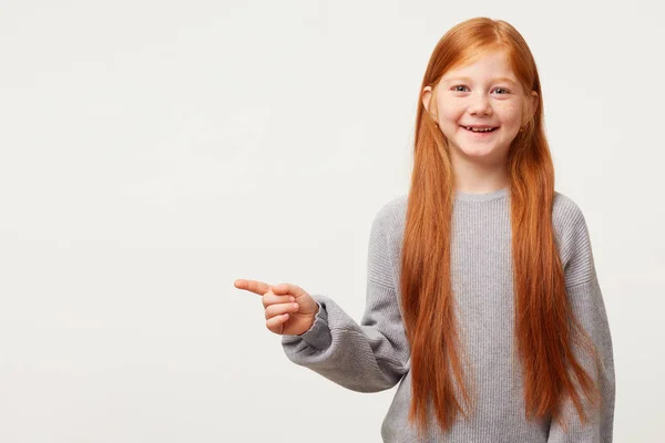 Nahaufnahme Eines Fröhlich Lächelnden Attraktiven Mädchens Überdimensionalen Pullover Das Mit — Stockfoto