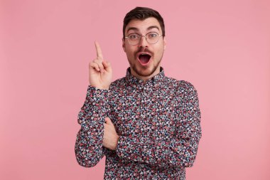 Heyecanlı adam inanılmaz bir şey, benzersiz, parlak ile geldi, standart olmayan bir çözüm buldum, onun kafa, parmak kaldırdı, ağız düşüncede duygulardan açıldı, pembe bir arka plan olumlu taştı