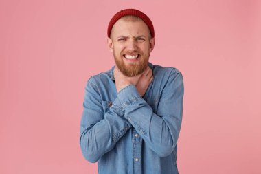 Sakallı adam sıkar elleriyle özellikle neden ölüm, kapalı gözler, bir intihar yapar jest böylece boyun, sıkmak, kendini, pembe bir arka plan üzerinde boğdu