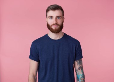 Mavi gözlü genç çekici kırmızı sakallı adam, mavi giyen 