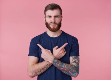 Genç kırmızı sakallı çatık adam, Aldatılan, parmaklar çapraz, fing