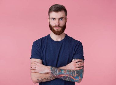 Memnun genç kırmızı sakallı yakışıklı mert adam Wit portresi