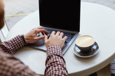 Erkek elleri laptop klavye üzerinde çalışıyor, neredeyse bir 