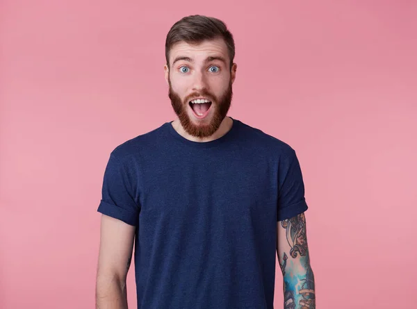 Shocked attractive red-bearded young guy with blue eyes, wearing — Stock Photo, Image