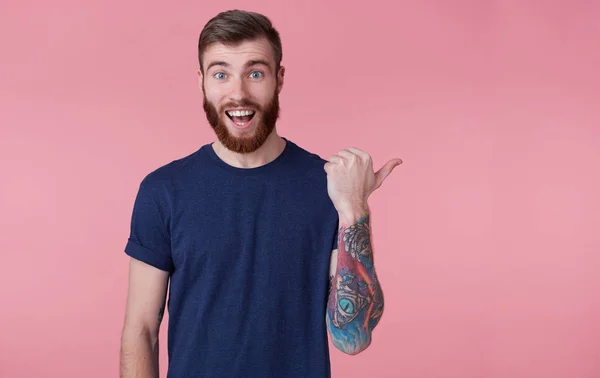 Prttrait of young happy red-bearded young guy ,with wide open mo — Stock Photo, Image