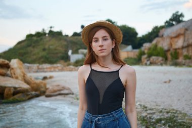 Genç zencefil sevimli bayan ile çilli Walks üzerinde the plaj, Wears h