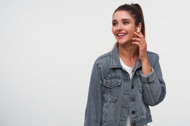 Genç pozitif esmer Bayan beyaz tişört ve denim ja giyer