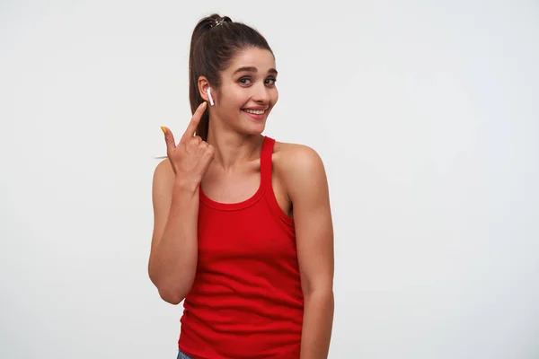 Portrait of young cheerful brunette lady wears in red t-shirt, l — Stock Photo, Image