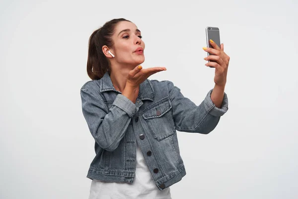 Jonge vrolijke brunette dame draagt in wit t-shirt en denim Ja — Stockfoto