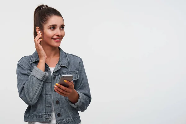 Jonge vrolijke brunette dame draagt in wit t-shirt en denim Ja — Stockfoto