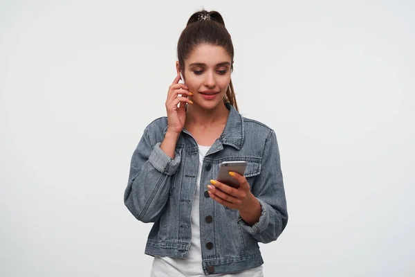 Jonge gelukkige brunette dame draagt in wit t-shirt en denim Jacke — Stockfoto