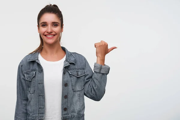 Jonge vrolijke brunette dame draagt in wit t-shirt en denim Ja — Stockfoto