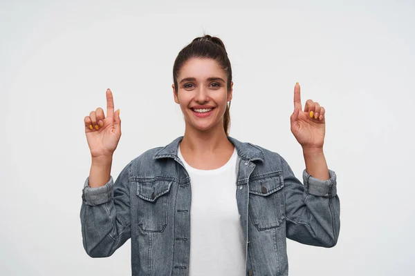 Jonge vrolijke brunette dame draagt in wit t-shirt en denim Ja — Stockfoto