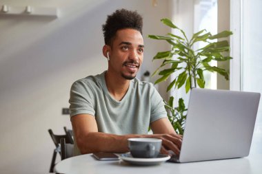 Genç çekici Afrika Amerikan düşünme çocuk portresi, oturur