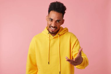 Sarı hoodie, kaşlarını genç kötü Afrikalı Amerikalı adam fotoğrafı
