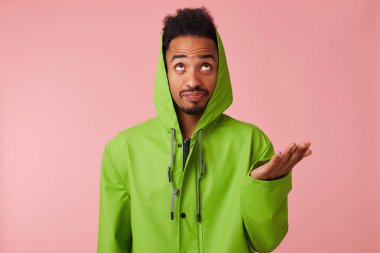 G memnun genç Afrikalı Amerikalı yakışıklı adam yakın