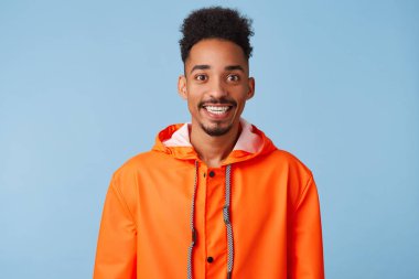 Yakın yukarı mutlu genç çekici African Amerikan koyu tenli