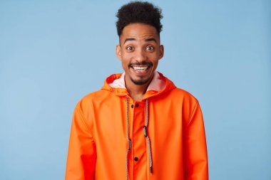 Genç çekici African Amerikan koyu tenli oğlan Wears içinde oran