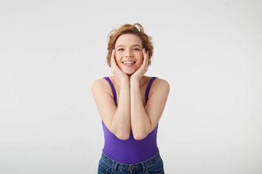 Genç Sevimli kısa saçlı kız fotoğraf mor gömlek, tou giyer