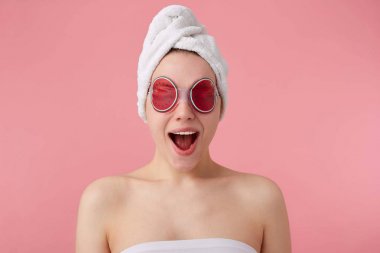 Baş ve m bir havlu ile Spa sonra genç mutlu hayran Bayan