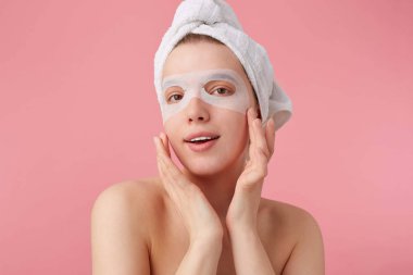 Bir havlu ile Spa sonra genç gülümseyen mutlu kadın yakın 