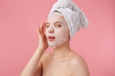 Bir havlu ile Spa sonra genç pozitif gülümseyen kadın portre 
