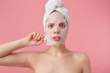 Genç şok kadın yakın yukarı onun başında bir havlu ile s