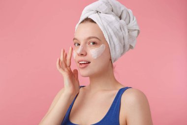 Bir havlu o ile doğal güzelliği ile genç güzel mutlu Bayan fotoğraf