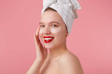 Yakın yukarı genç gülümseyen kadın bir havlu ile kafasına sonra s