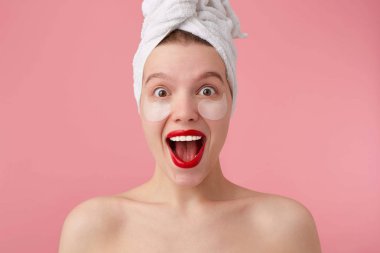 Başında bir havlu ile Spa sonra genç mutlu hayran Bayan, ile