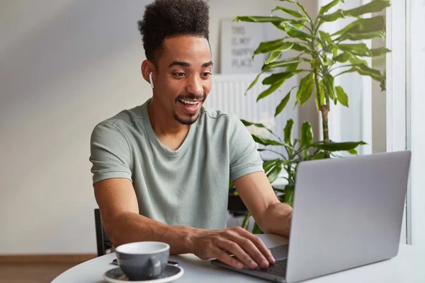 Retrato de joven atractivo afroamericano feliz chico, se sienta en —  Fotos de Stock