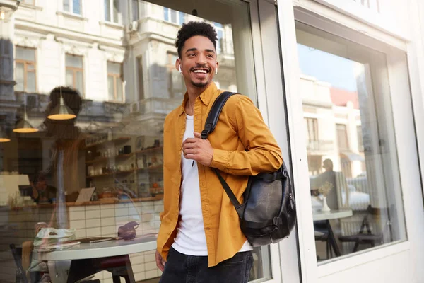 Jeune homme afro-américain positif en chemise jaune descendant — Photo