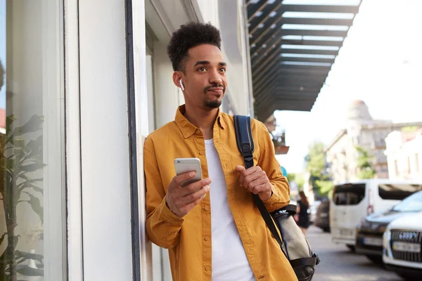 Portrait de jeune étudiant afro-américain insatisfait en violoncelle — Photo