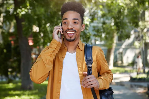 Photo d'un jeune étudiant afro-américain souriant en jaune sh — Photo