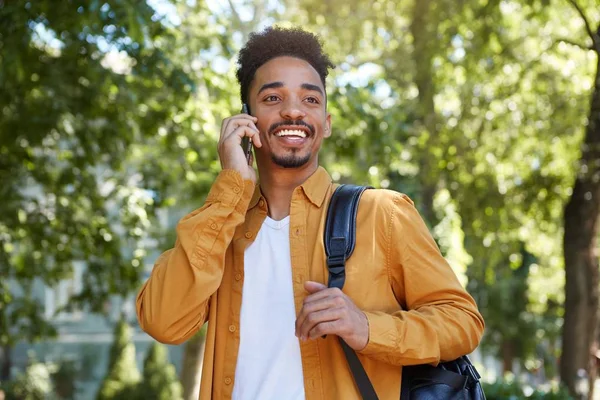 Photo d'un jeune garçon afro-américain joyeux en chemise jaune, wa — Photo