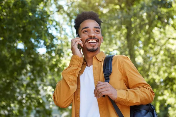 Jeune garçon afro-américain joyeux en chemise jaune, marchant à — Photo