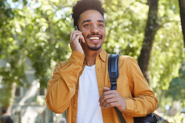 Photo de jeune homme heureux afro-américain, marchant dans le parc un — Photo