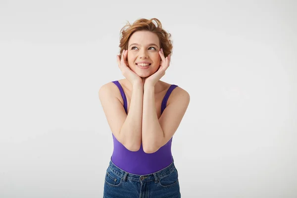 Retrato de una joven linda chica de pelo corto viste de camisa púrpura , — Foto de Stock