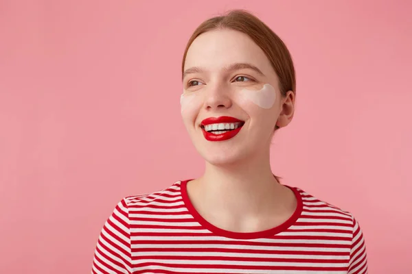 Primo piano di attraente giovane donna dai capelli rossi sorridente con l rosso — Foto Stock