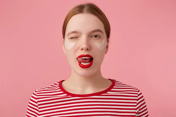 赤い唇とpaと素敵な若い赤毛の女性のクローズアップ — ストック写真
