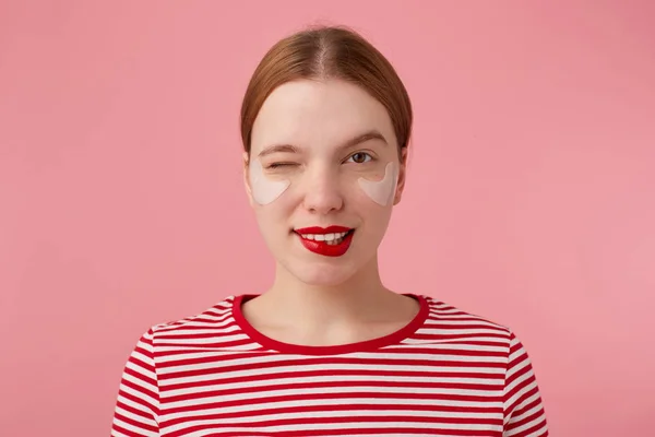 赤い唇を持つかわいい若いウィンキング赤髪の女性の肖像画と — ストック写真