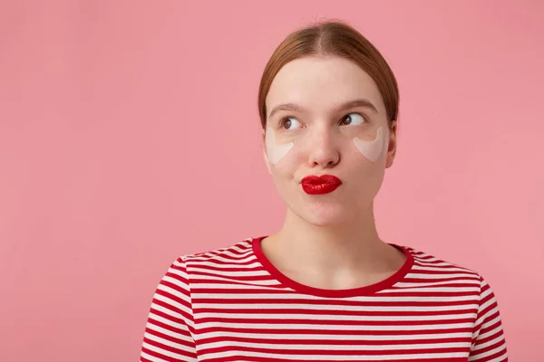 赤い唇を持つ素敵な若い神秘的な赤毛の女性のクローズアップ — ストック写真