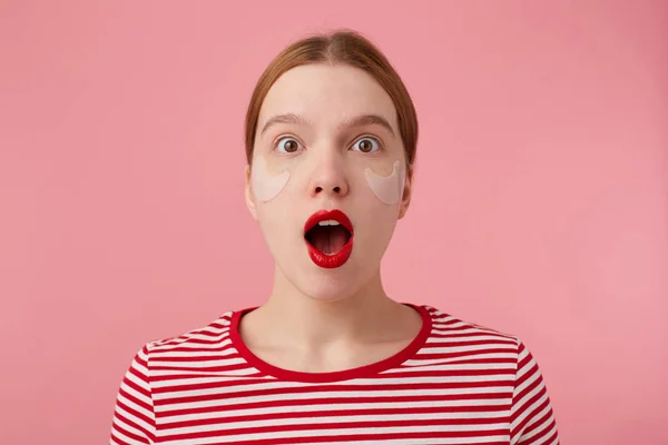 Retrato de linda joven sorprendida dama de pelo rojo en una T rayas rojas — Foto de Stock