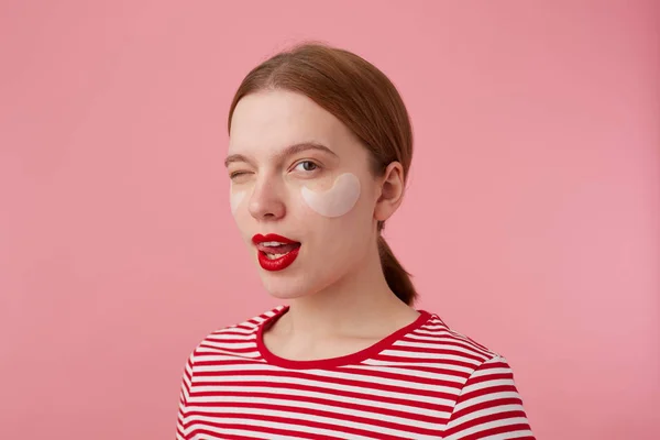 赤い唇とpを持つかわいい若い赤毛の女性の肖像画 — ストック写真