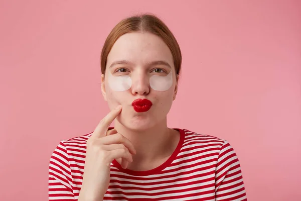 Potret berpikir gadis berambut merah muda dengan bibir merah dan kecerdasan — Stok Foto