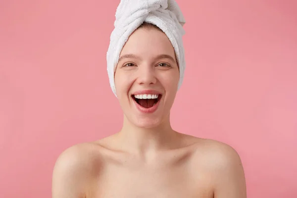 Retrato de mujer feliz joven después de la ducha con una toalla en su h — Foto de Stock